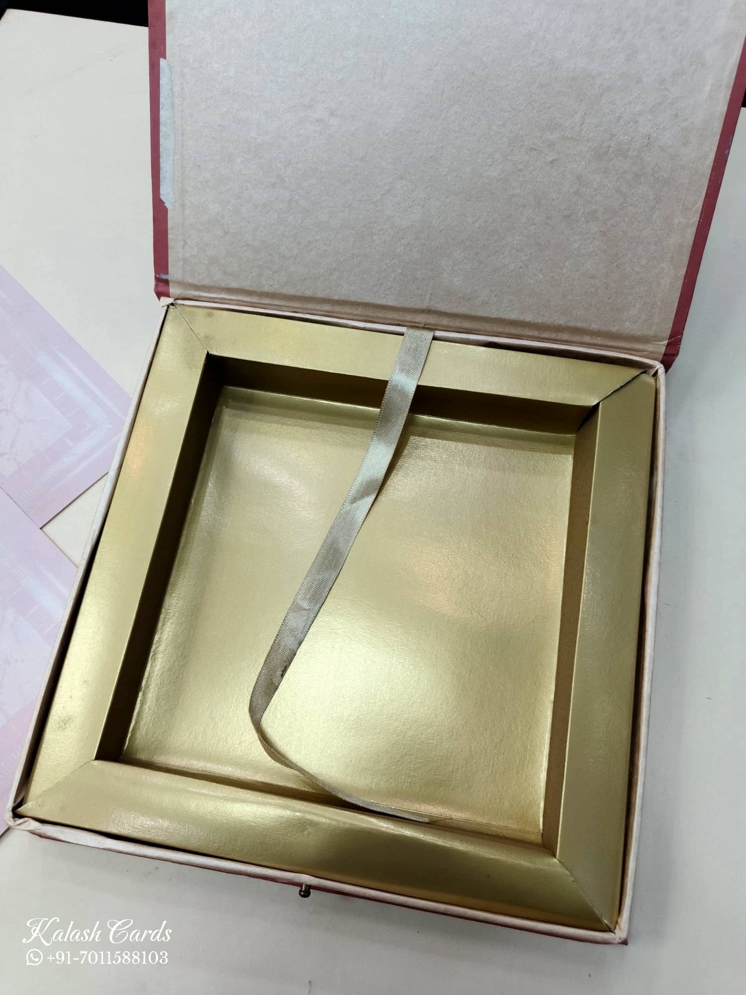 KL9042 Traditional Design Cardboard Gift Box with 2 Printed Cards & Cavity