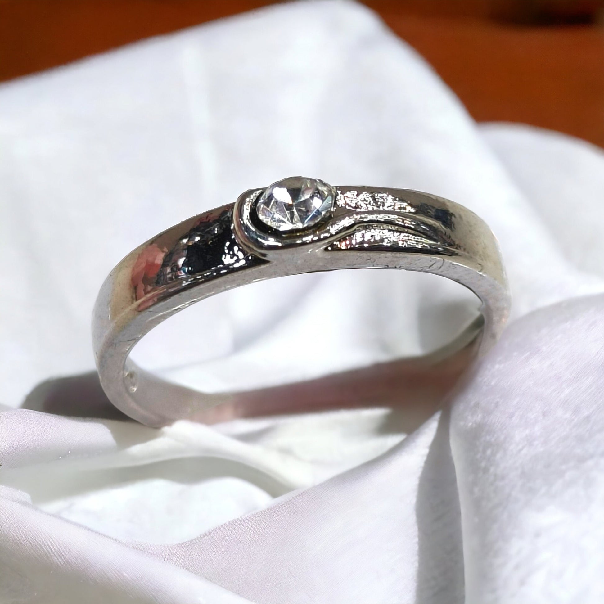 Elegant Imitation Silver Ring with Sparking Stone-Kalash Cards