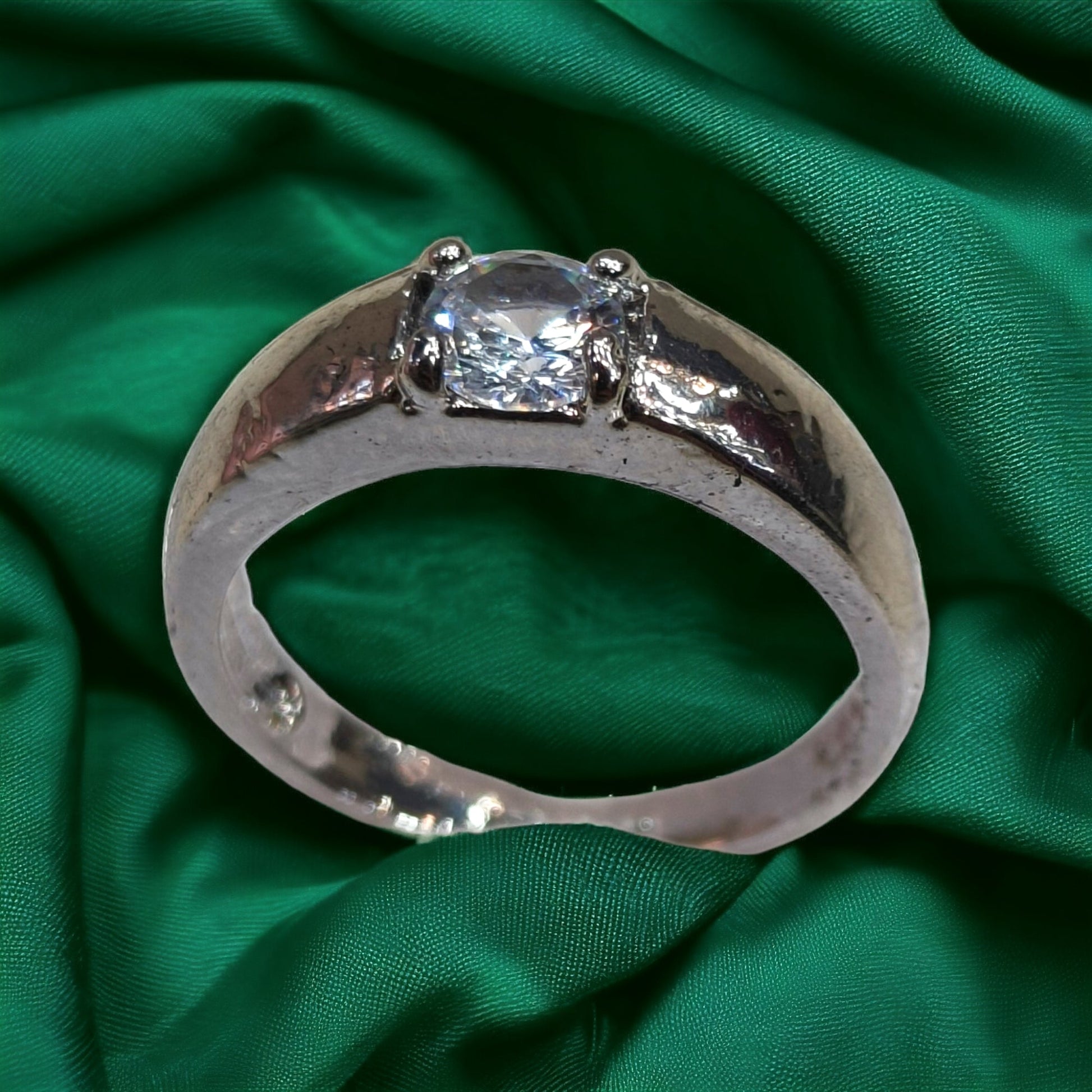Elegant Imitation Silver Ring with Sparkling Stone-Kalash Cards